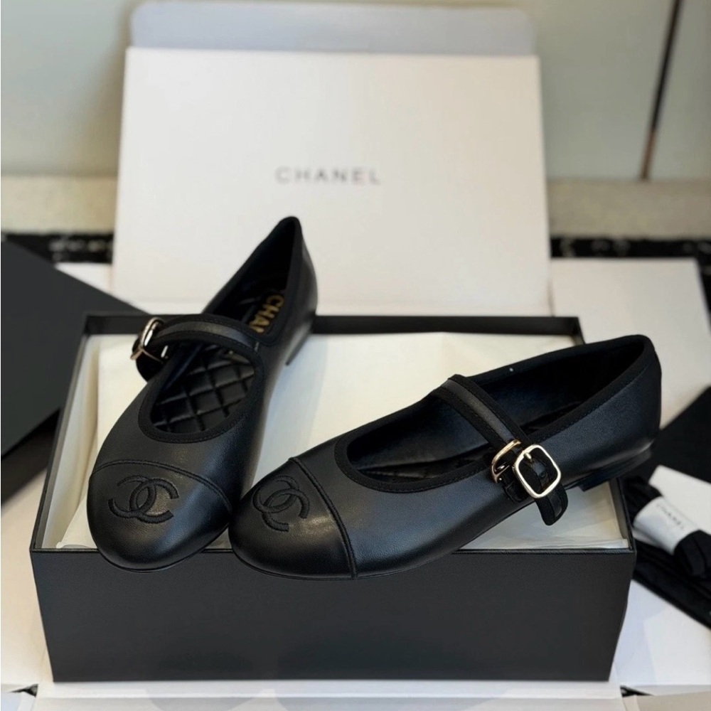 CHANEL Black Leather Mary Jane Flats with CC Toe 37